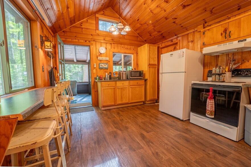 More Photos Of 224 N Shore Rd, Hadley Hotel For Sale