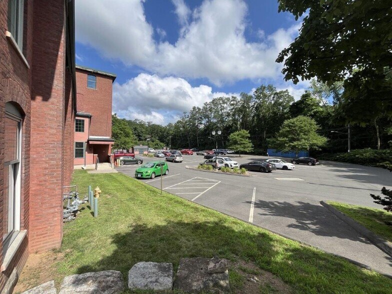 More Photos Of 158 Hartford Rd, Manchester Office Residential For Lease