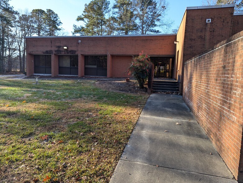 More Photos Of 34591 General Mahone Blvd, Ivor Office For Sale