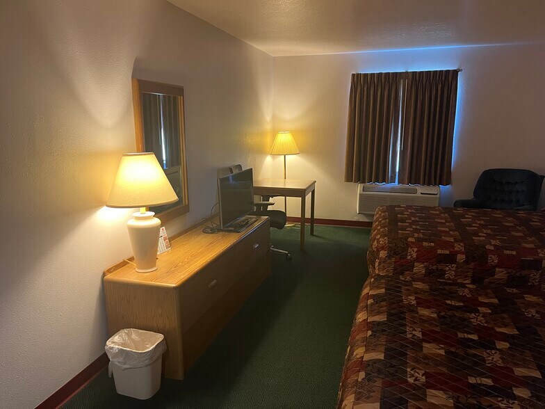 More Photos Of 804 Western Heights Cir, Hillsboro Hotel For Sale