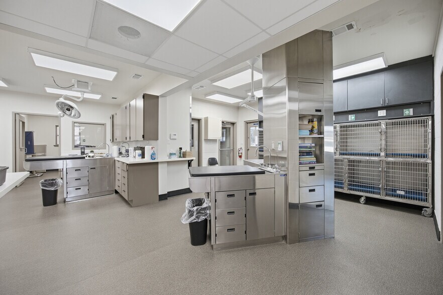 More Photos Of 3201 Hulen St, Fort Worth Veterinarian Kennel For Sale