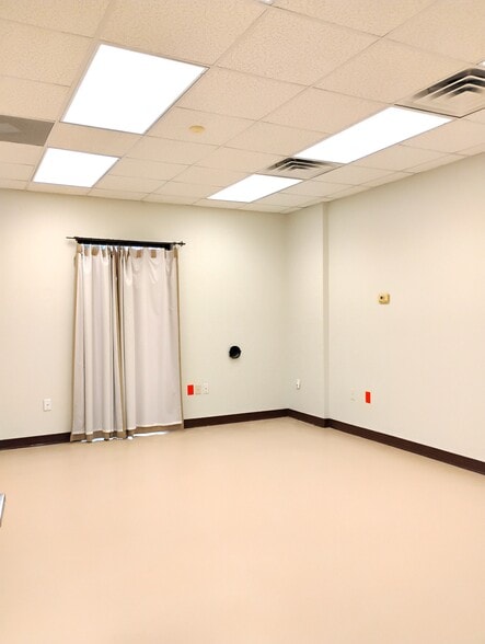 More Photos Of 1002 E Taylor St, Brownsville Office For Lease