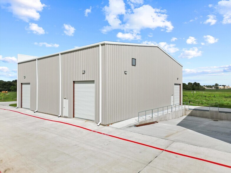 More Photos Of 2050 Commerce Dr, Rosenberg Warehouse For Sale