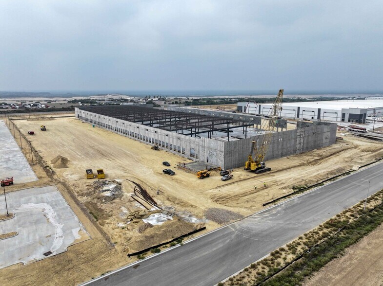 More Photos Of Mines Rd., Laredo Warehouse For Lease