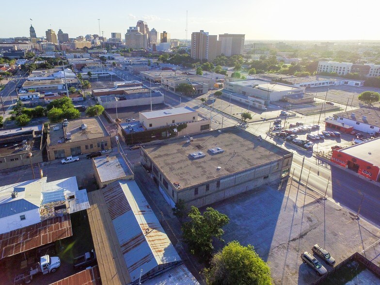 More Photos Of 900 Broadway St, San Antonio General Retail For Lease