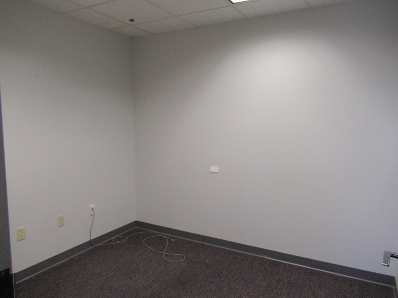 More Photos Of 3201 W White Oaks Dr, Springfield Office For Sale