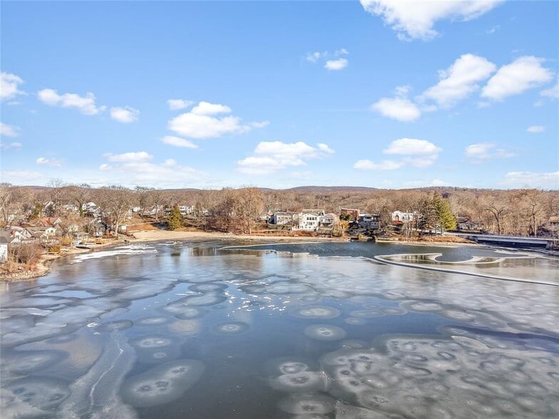 More Photos Of 123 Lake Dr, Lake Peekskill Storefront For Sale