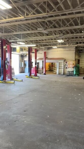 More Photos Of 828 Main St, Red Wing Auto Repair For Lease