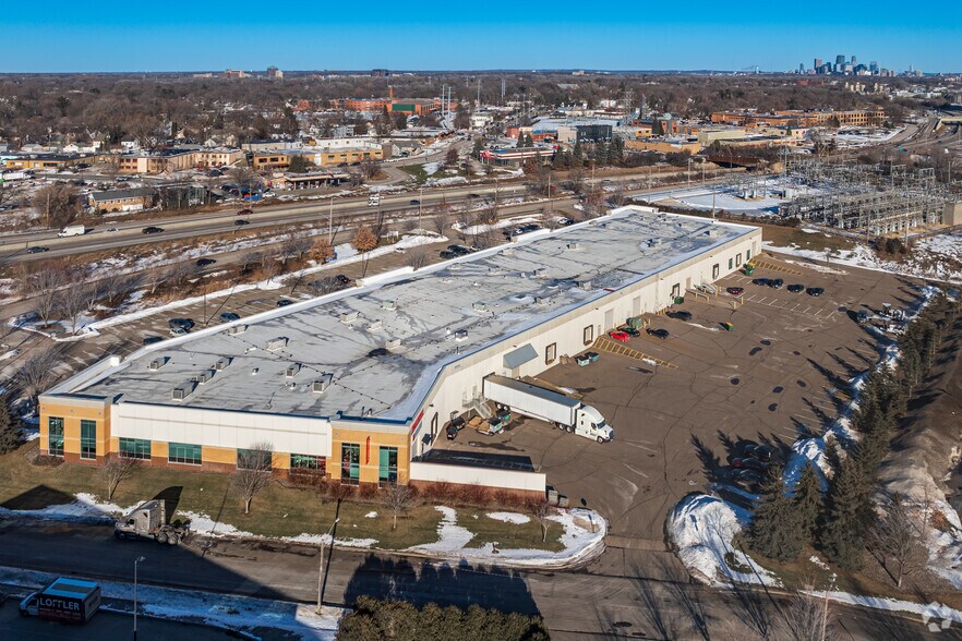 More Photos Of 7003 W Lake St, Saint Louis Park Showroom For Lease