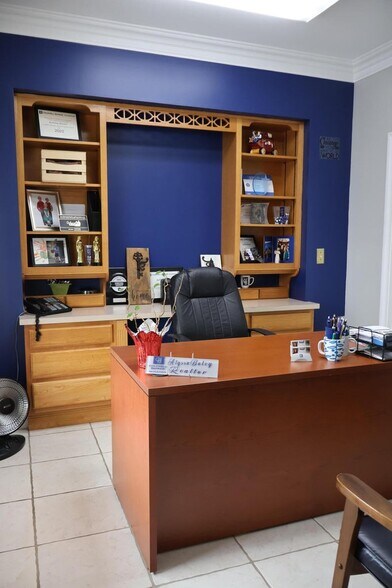 More Photos Of 920 Bypass Rd, Winchester Office For Sale