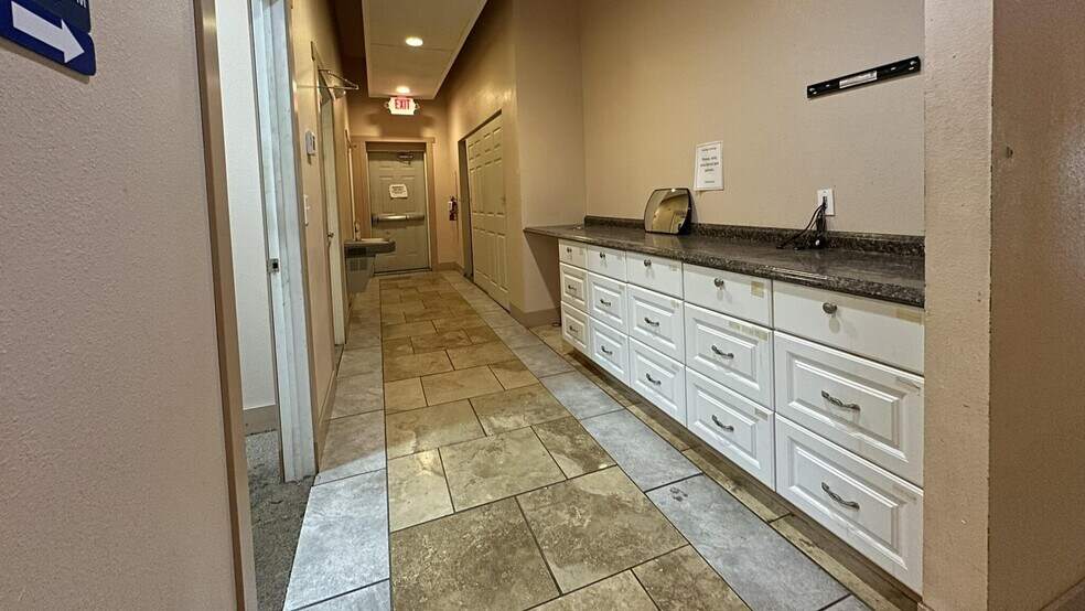 More Photos Of 404 W Main St, Kelso Restaurant For Lease