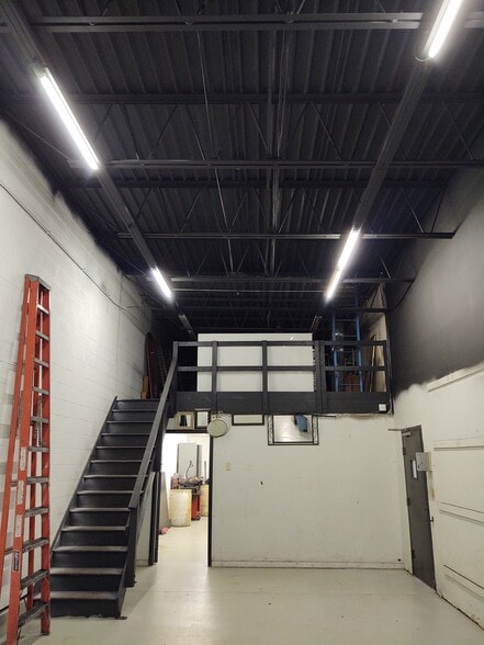 More Photos Of 1500 E Algonquin Rd, Algonquin Auto Repair For Lease