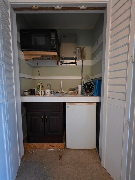 More Photos Of 2034 W 5th St, Washington Showroom For Sale