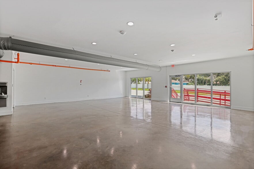 More Photos Of 10830 Navajo Dr, Saint Petersburg Showroom For Sale