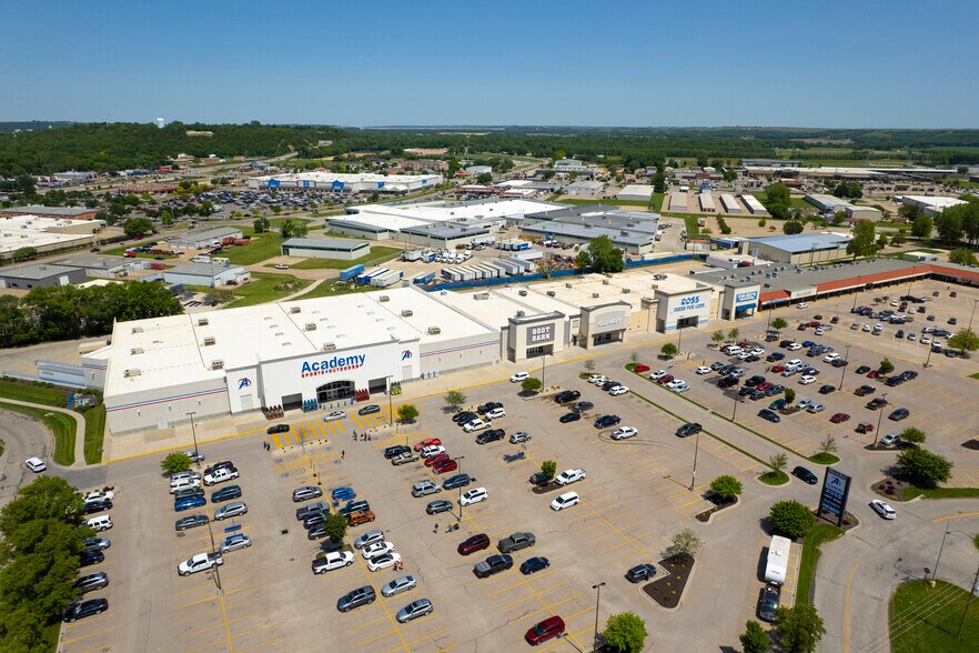 More Photos Of 401 E Poyntz Ave, Manhattan General Retail For Sale