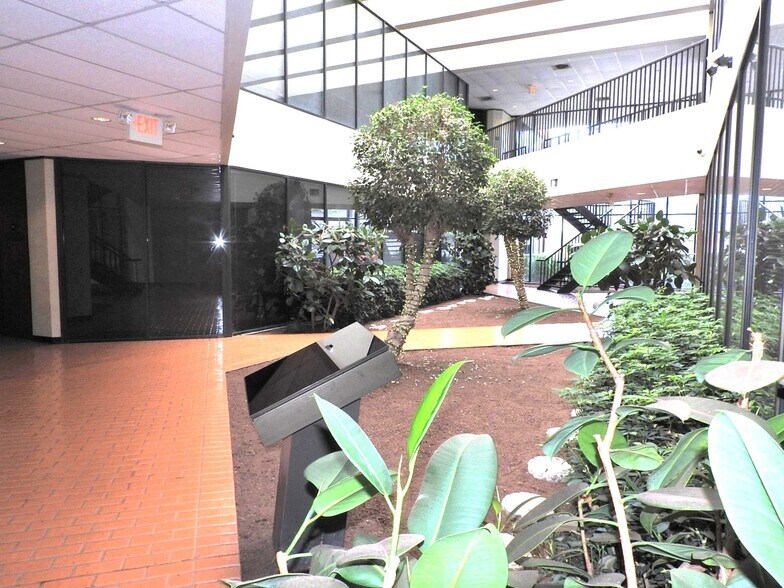 More Photos Of 13313 Southwest Fwy, Sugar Land Office Residential For Lease