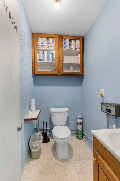 More Photos Of 10699 Aviation Blvd, Marathon General Retail For Sale