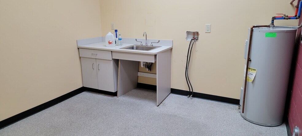 More Photos Of 4100-4130 Wilder Rd, Bay City Storefront For Lease