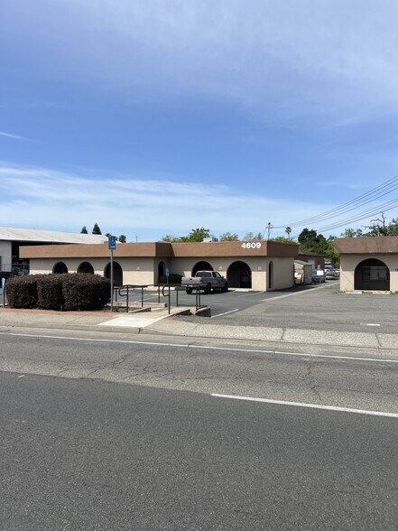 More Photos Of 4609 Auburn Blvd, Sacramento Flex For Lease