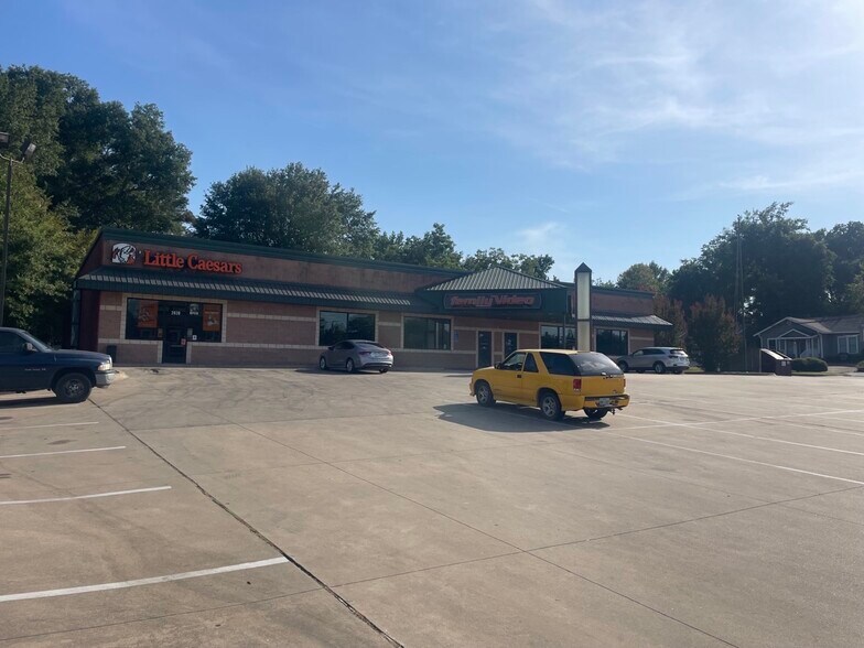 More Photos Of 2010 Lamar Ave, Paris General Retail For Lease