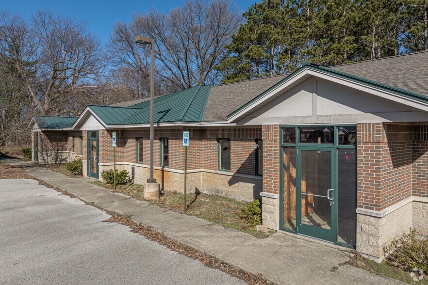 More Photos Of 957 Brookhaven Ct, Muskegon Office For Sale