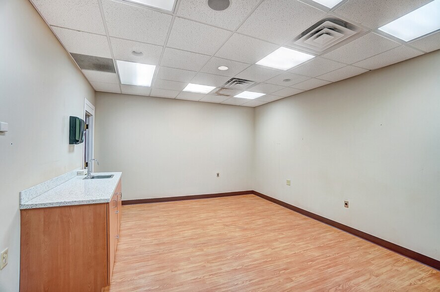 More Photos Of 916-920 W Market St, Lima Medical For Sale