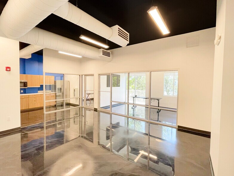 More Photos Of 1110 Pine Ridge Rd, Naples Office For Lease