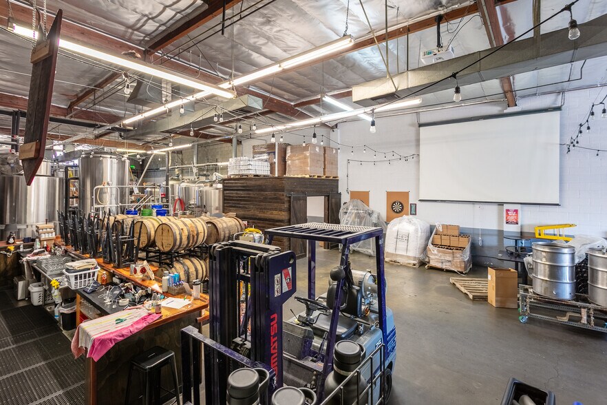 More Photos Of 425 Park Ave, San Fernando Warehouse For Sale
