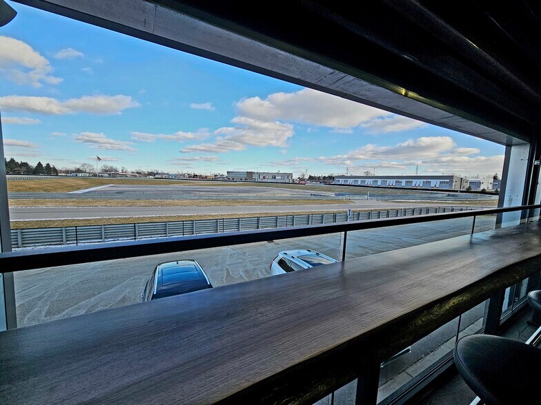 More Photos Of 104 E Speed Way, Pontiac Parking Garage For Sale