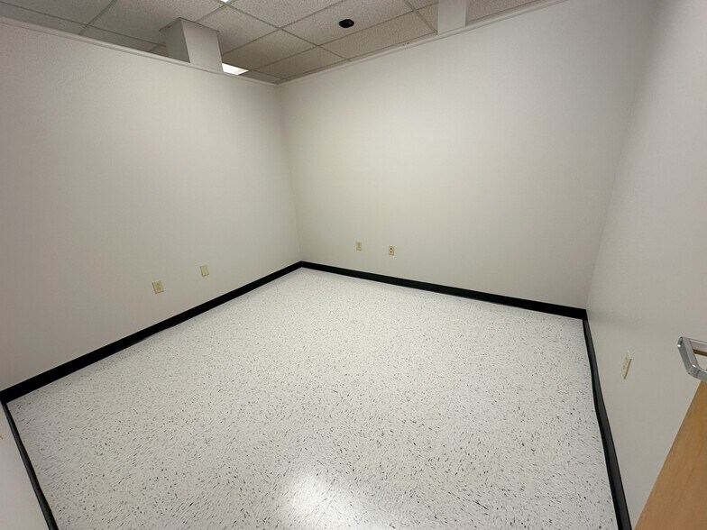 More Photos Of 1341 N Highland Ave, Jackson Office For Sale