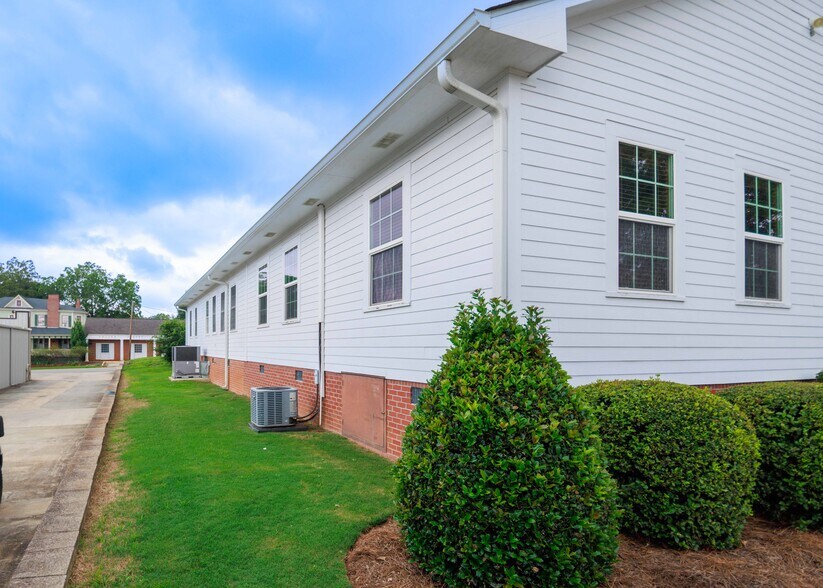 More Photos Of 106 N Alexander Ave, Washington Office For Sale