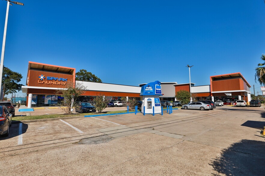 More Photos Of 8532-8540 Hammerly Blvd, Houston Unknown For Lease