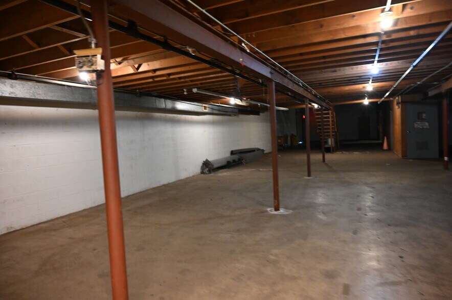 More Photos Of 2300 Claremont Ave, Ashland Freestanding For Lease