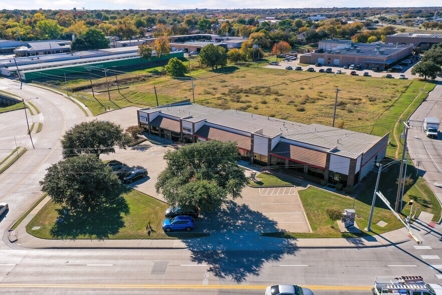 More Photos Of 915-921 N Mill St, Lewisville Office For Sale