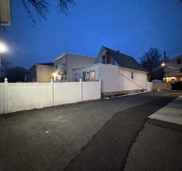 More Photos Of 29 Metcalfe St, Staten Island Office For Lease