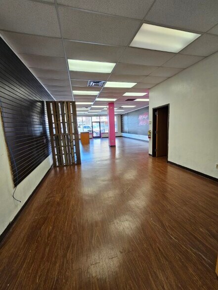 More Photos Of 215 E Randolph Ave, Enid Storefront For Lease