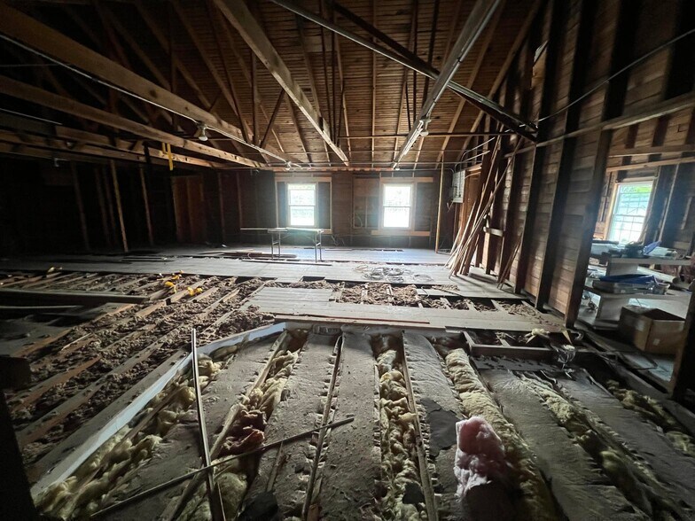 More Photos Of 380 S Main St, De Graff Light Manufacturing For Sale