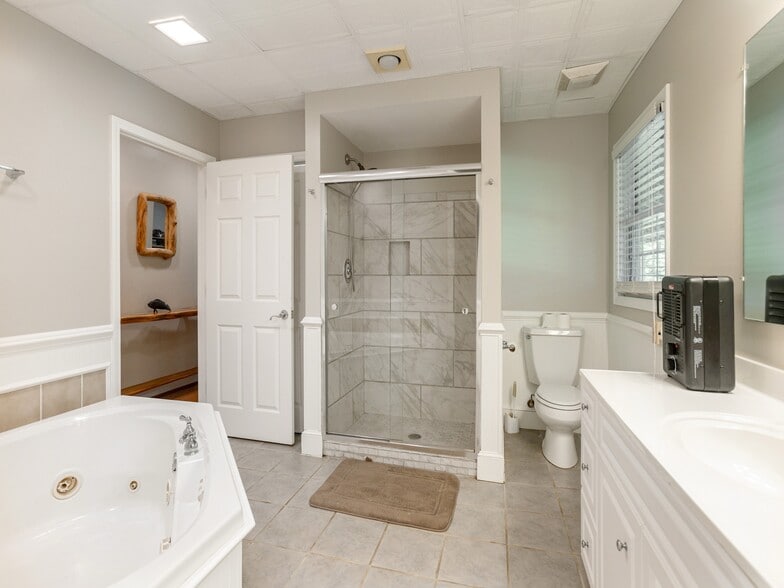 More Photos Of 8826 Boylston Hwy, Mills River Flex For Sale