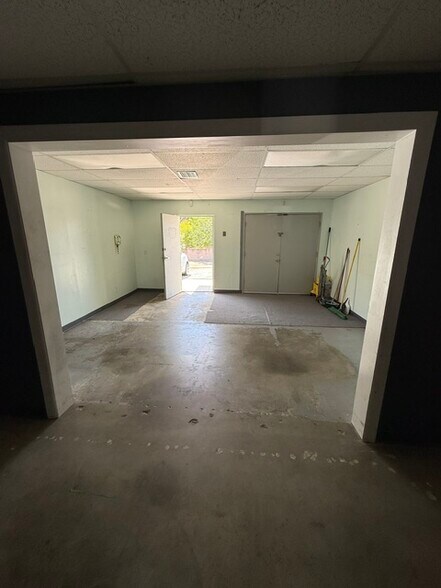More Photos Of 2700 W Burbank Blvd, Burbank Storefront For Lease