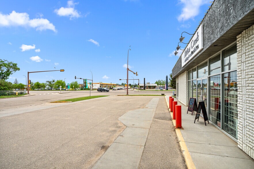 More Photos Of 5402 44 St, Lloydminster Freestanding For Sale