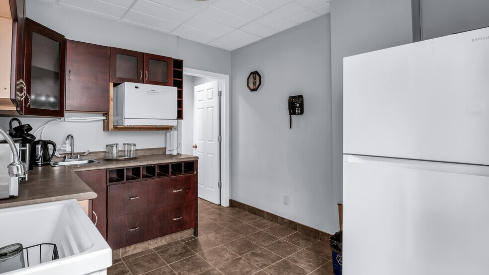 More Photos Of 484 Pelissier St, Windsor Office For Sale