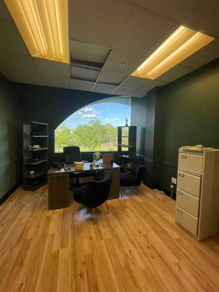 More Photos Of 7075 Kingspointe Pky, Orlando Showroom For Sale