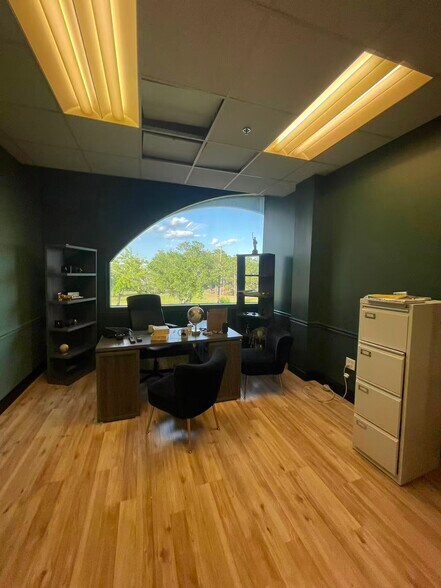 More Photos Of 7075 Kingspointe Pky, Orlando Showroom For Sale