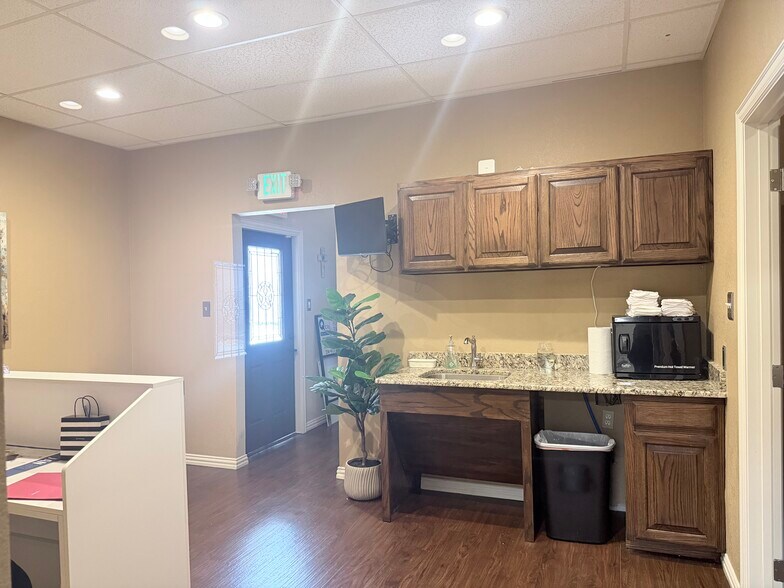 More Photos Of 2313 Roosevelt Dr, Dwg Office For Sale