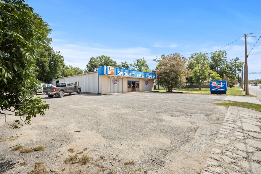 More Photos Of 1413 W San Antonio St, New Braunfels Freestanding For Sale