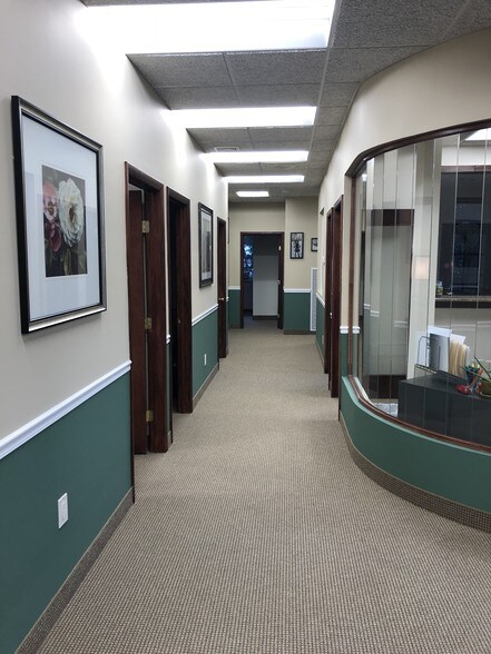 More Photos Of 51 E Main St, Smithtown Office For Lease