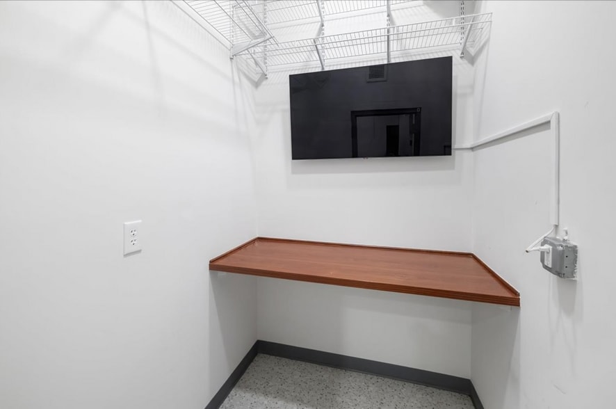 More Photos Of 746-748 Tonnele Ave, Jersey City Storefront Retail Office For Lease