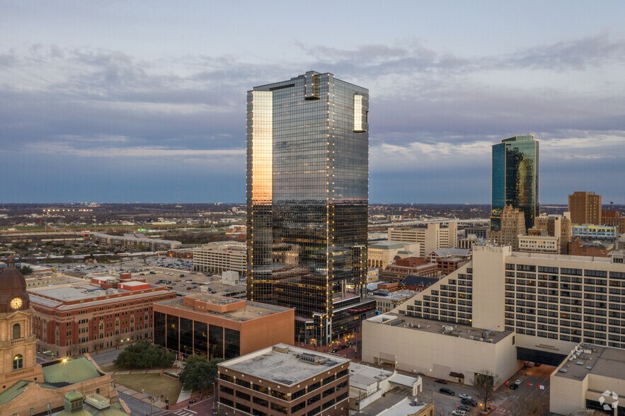 More Photos Of 301 Commerce St, Fort Worth Office For Lease