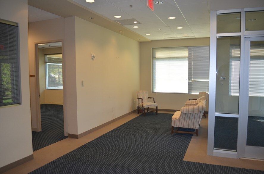 More Photos Of 4170 Lafayette Center Dr, Chantilly Light Distribution For Lease