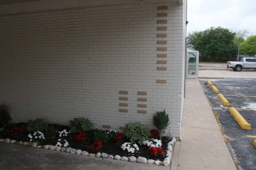 More Photos Of 302 W Defee Ave, Baytown Specialty For Sale